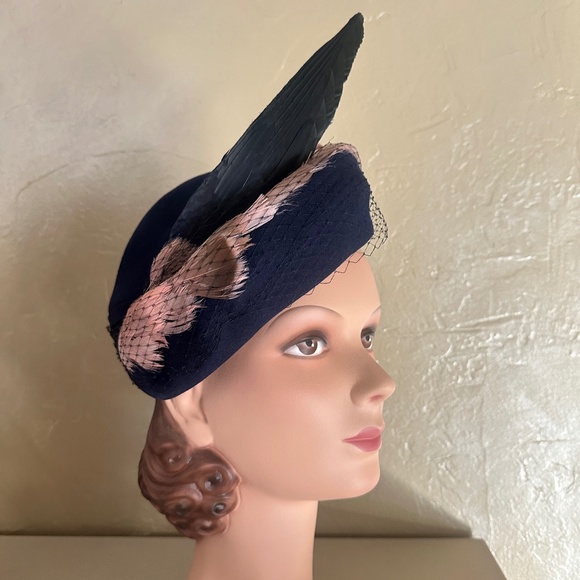 EXQUISITE 1940\'s NAVY FELT HAT WITH PINK/BROWN FEATHERS, VEILING  & FEATHER WING main image 7